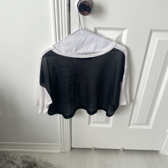 Cropped workout tee - Picture 2 of 3